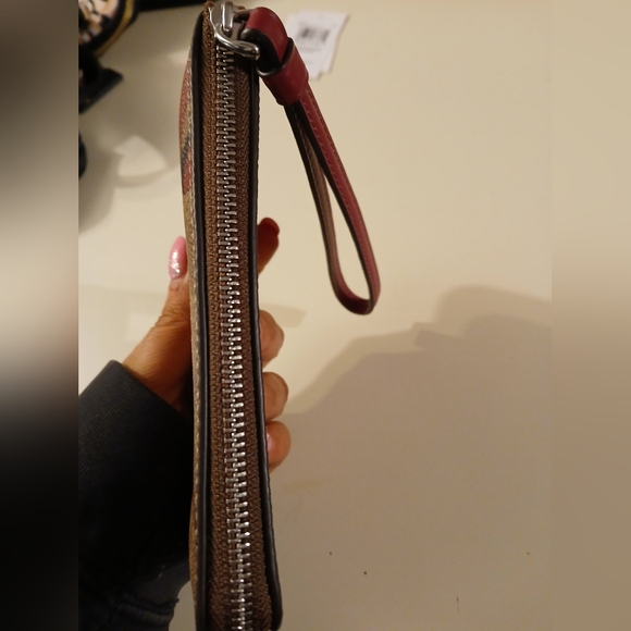 Coach NWT Tan Wristlet with Large Pink Bows - Picture 4 of 7